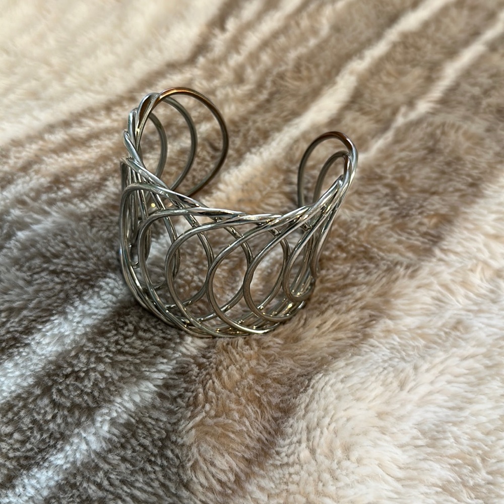 Open swirl bangle